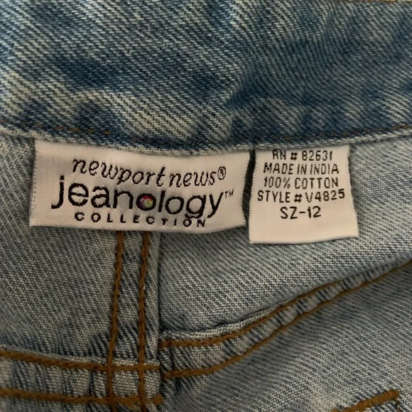 Beautiful red embroidered floral jeans. - Picture 3 of 4